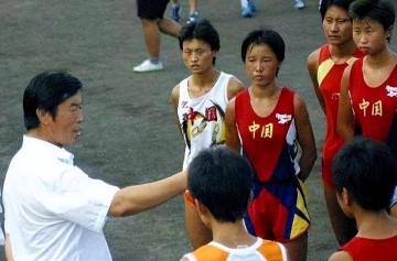 爱游戏中国官网-“体坛败类”马俊仁，强迫队员集体割阑尾，亲自为女队员使用禁药|马家军|王军霞|举报信|教练|姑娘_新浪体育_新浪新闻